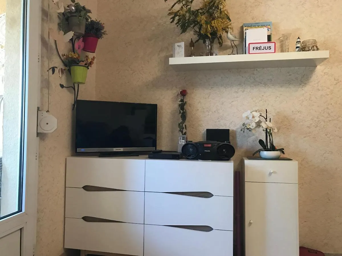 Appartement Port Frejus Avec Loggia Et Acces Plages A Pieds