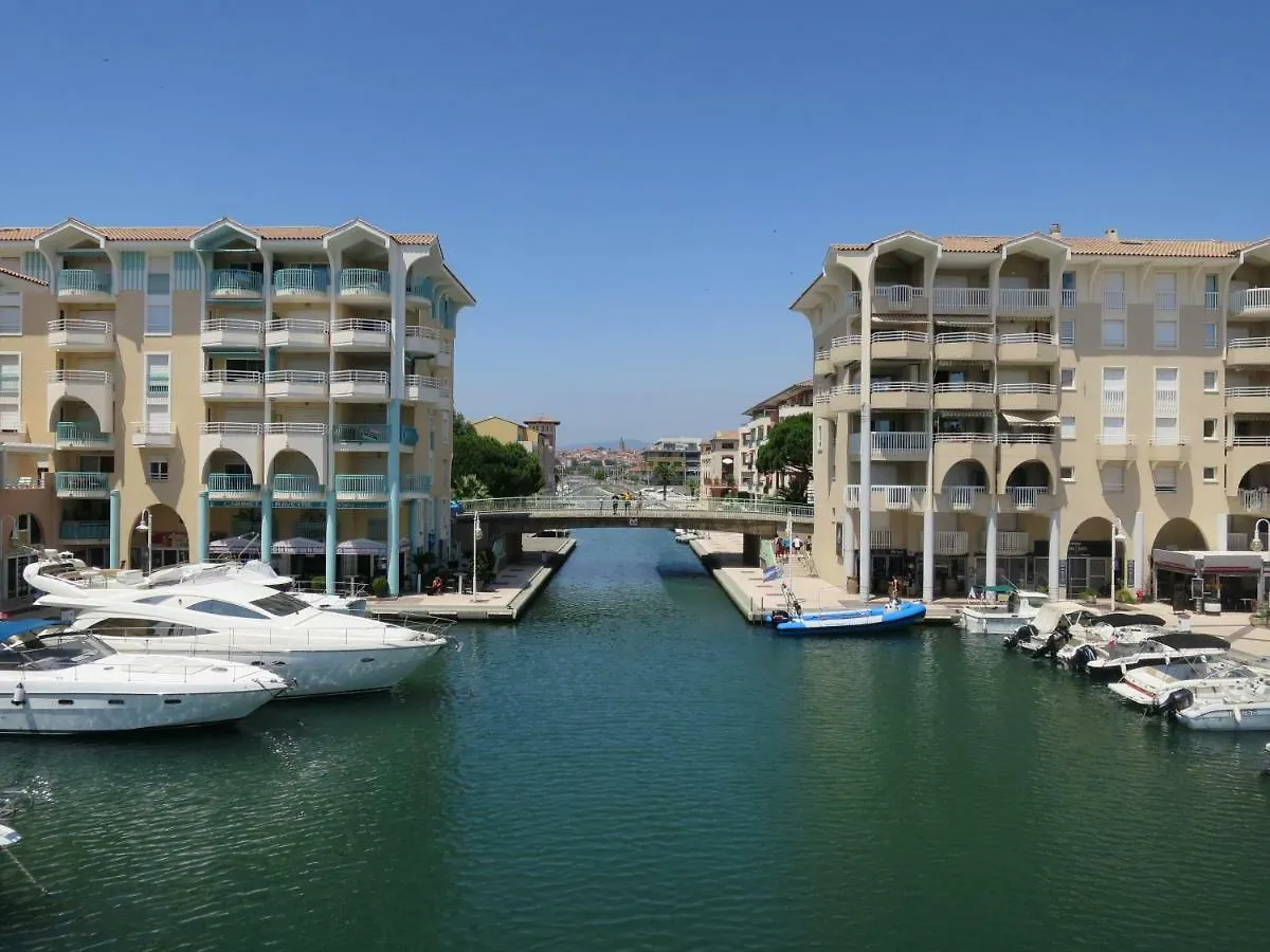 Appartement Port Frejus Avec Loggia Et Acces Plages A Pieds